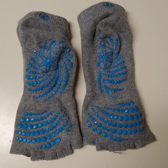 GAIAM Toeless Yoga Socks - Picture 4 of 5